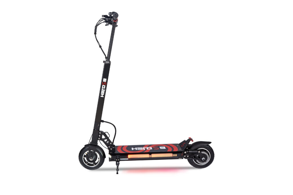 קורקינט חשמלי מתקפל בעיצוב מודרני, מתאים לשימוש עירוני ודרישות תחזוקה פשוטות.