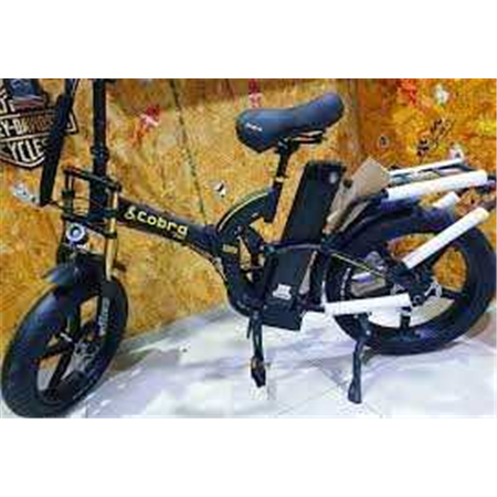 אופניים חשמליים מתקפלים בצבע שחור עם סוללה, מושב וכידון, מוצגים על רקע עץ.