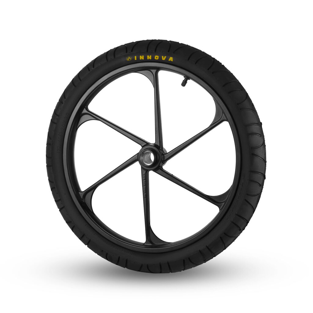 גלגל שחור בעיצוב מודרני, מתאים לאופניים חשמליים או לקורקינט חשמלי.