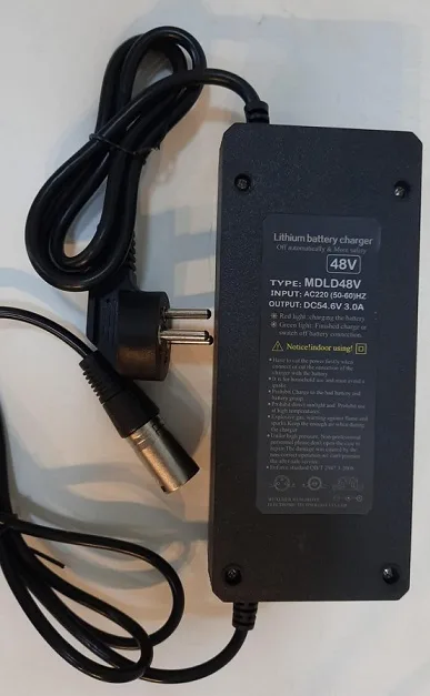 מטען סוללה לאופניים חשמליים 48V, מתאים לטיפול ותחזוקה של אופניים וקורקינטים חשמליים.