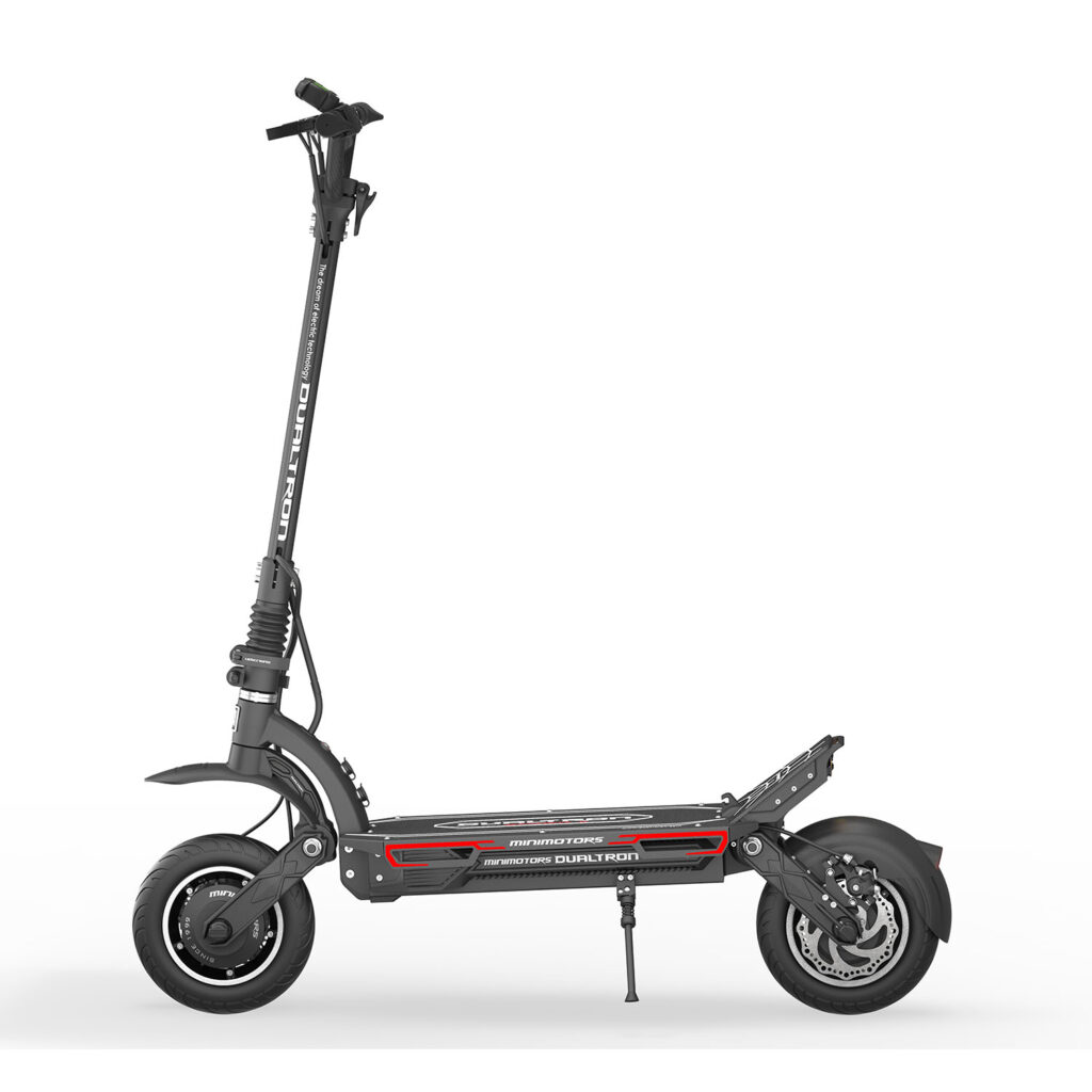 קורקינט חשמלי מתקפל בצבע שחור, מתאים לתחבורה עירונית עם עיצוב מודרני ואביזרים מתקדמים.