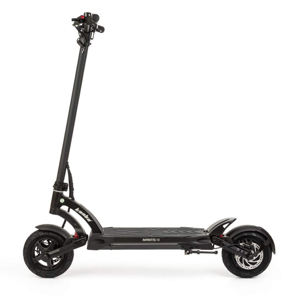 קורקינט חשמלי מתקפל בצבע שחור, אידיאלי לנסיעות בעיר עם מערכת בלימה מתקדמת.