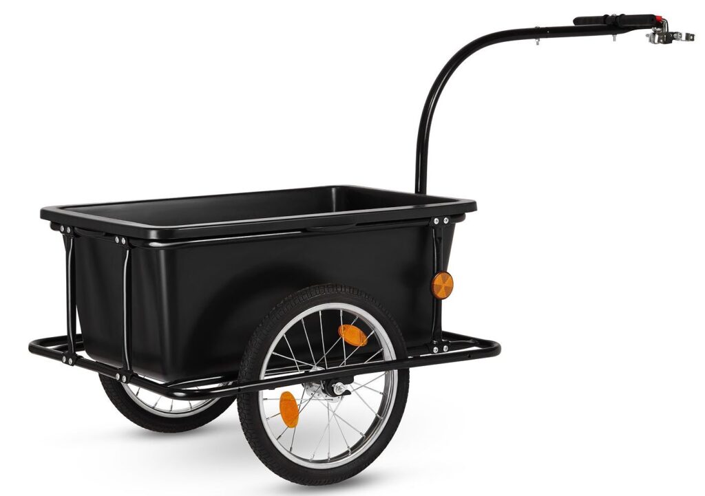 עגלה שחורה עם שני גלגלים, מתאימה לחיבור לאופניים חשמליים או לקורקינט חשמלי.