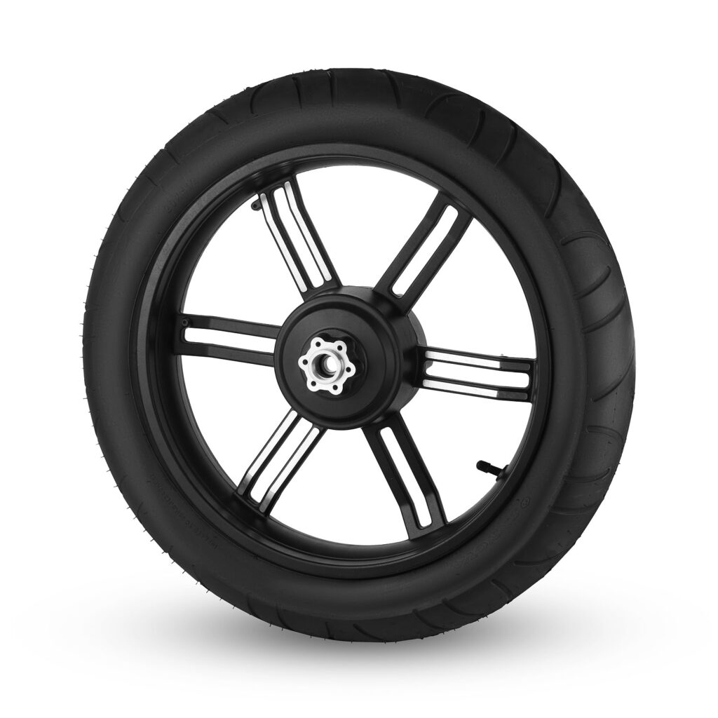 גלגל קורקינט חשמלי עם צמיג שחור ועיצוב מודרני, מתאים לתחזוקה נכונה של קורקינט חשמלי.