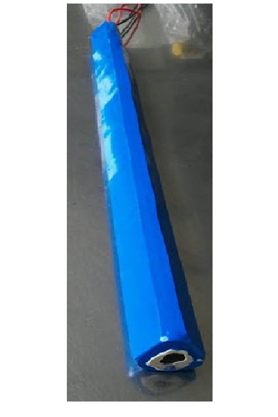 סוללה כחולה לאופניים חשמליים, מיועדת לתיקון ותחזוקה של כלי רכב חשמליים.