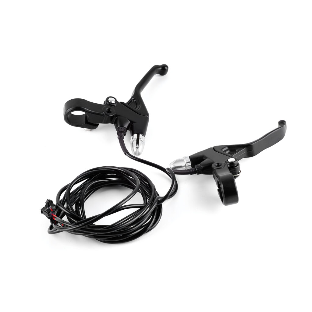 ידיות בלם שחורות עם כבלים, מתאימות לאופניים חשמליים וקורקינטים חשמליים.