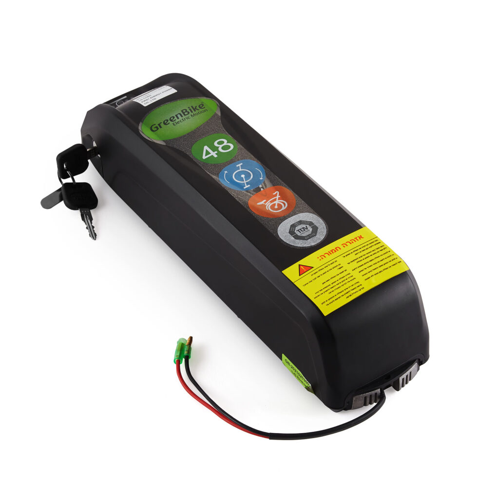 סוללת אופניים חשמליים עם חיבורי חשמל ומפתחות, מתאימה לתחזוקה נכונה של אופניים חשמליים.