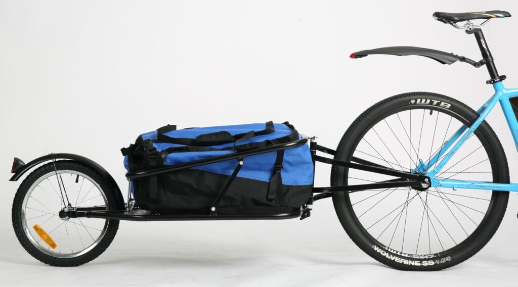 אביזר לאופניים חשמליים - תיק נשיאה כחול שחור מחובר לאופניים עם גלגלים.