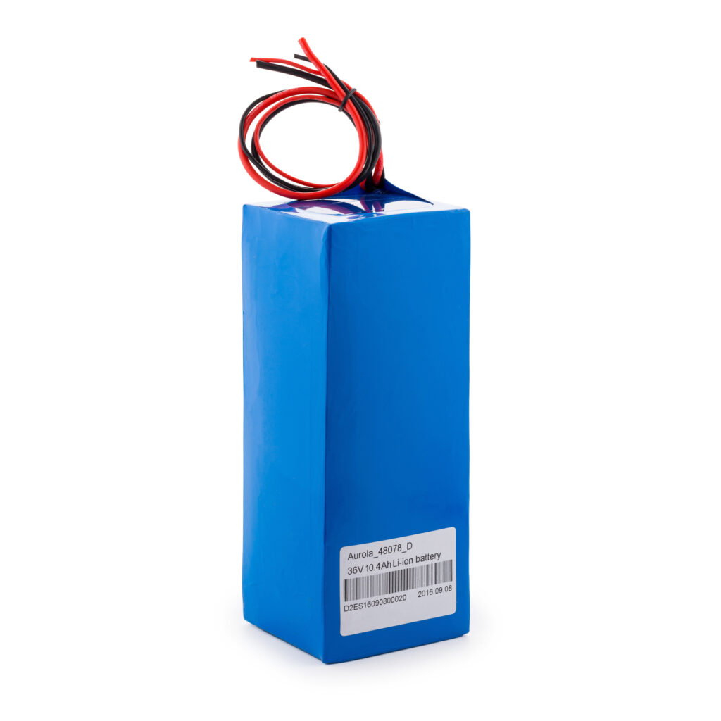 סוללת ליתיום-יון בגובה בינוני בצבע כחול, מתאימה לאופניים חשמליים ולקורקינט חשמלי.