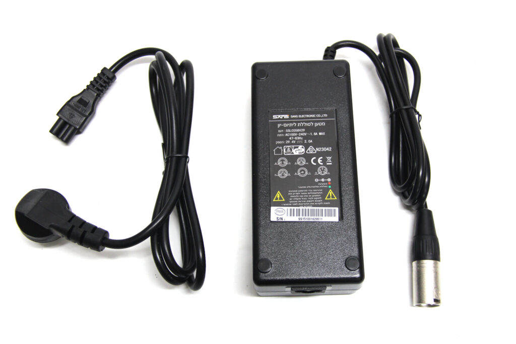 מטען לאופניים חשמליים עם כבלים, מתאים לתחזוקה נכונה של הסוללה.