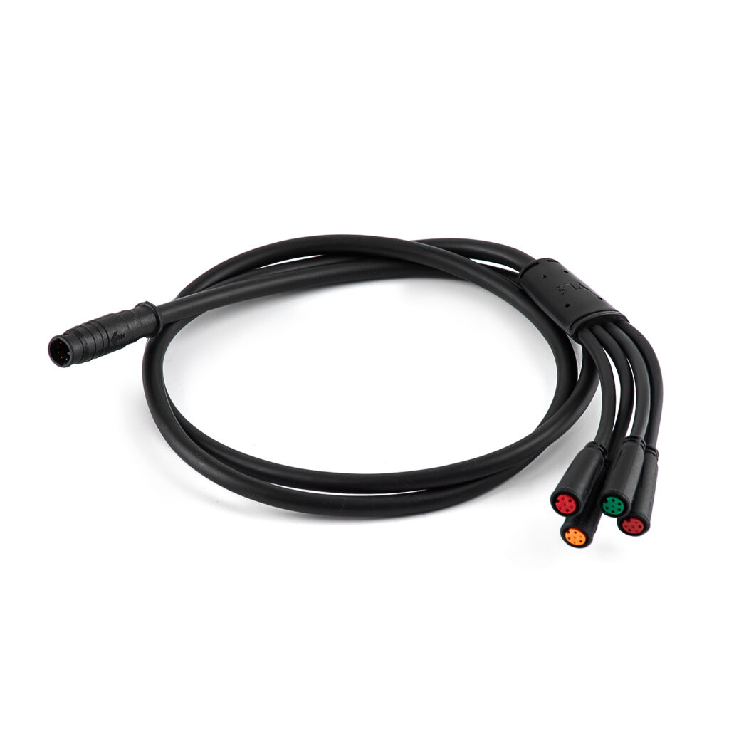 כבל חשמלי לאופניים חשמליים עם חיבורים צבעוניים, מתאים לתחזוקה ולטיפול באביזרי אופניים.