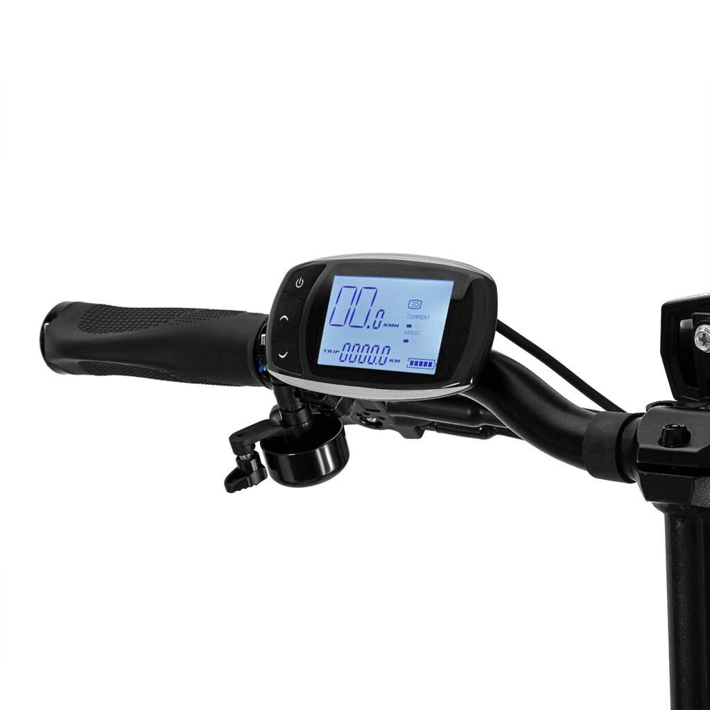 מסך דיגיטלי על כידון קורקינט חשמלי, מציג נתוני מהירות ונסיעה.