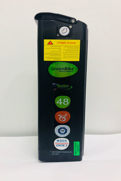 סוללת ליתיום לאופניים חשמליים עם תוויות מידע, מתאימה לתחזוקה נכונה של רכבים חשמליים.