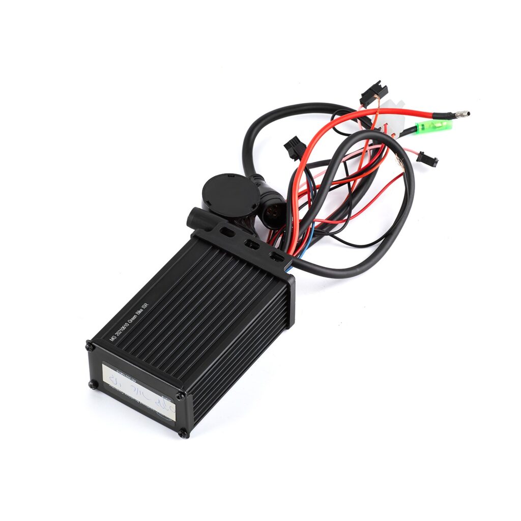 ממיר למערכת חשמלית של אופניים או קורקינט, כולל חיבורים ופאנל בקרה.