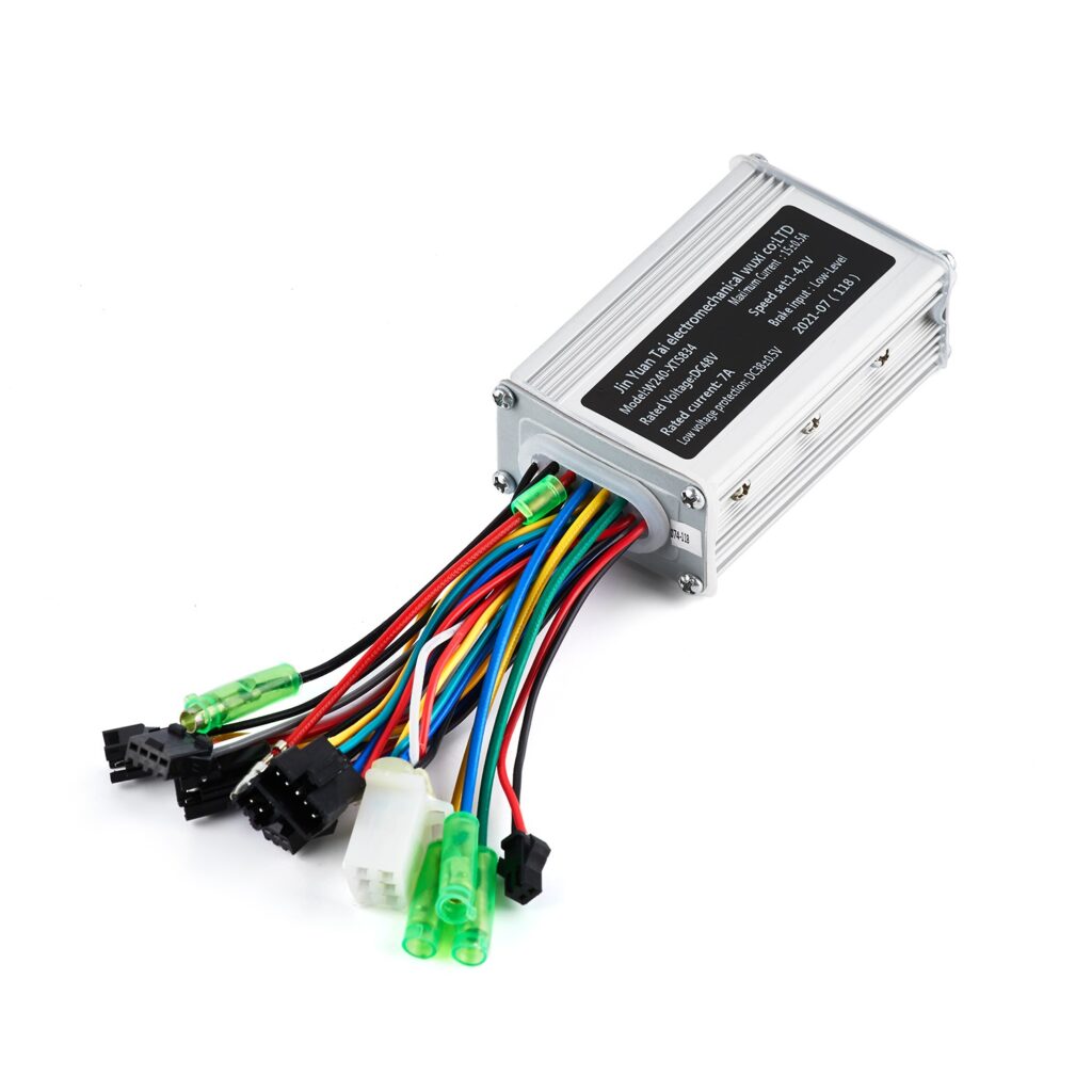 בקר אופניים חשמליים עם חוטים צבעוניים, מתאים לתחזוקה ותיקון של רכבים חשמליים.