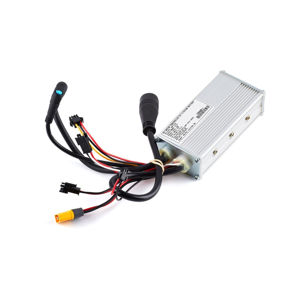 בקר עבור אופניים חשמליים עם חוטים מחוברים, מיועד לתחזוקה ותיקון של מערכות חשמליות.