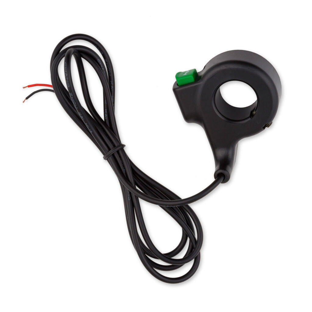 אביזר חשמלי לאופניים או קורקינט, כולל כבל שחור וכפתור ירוק להפעלה.