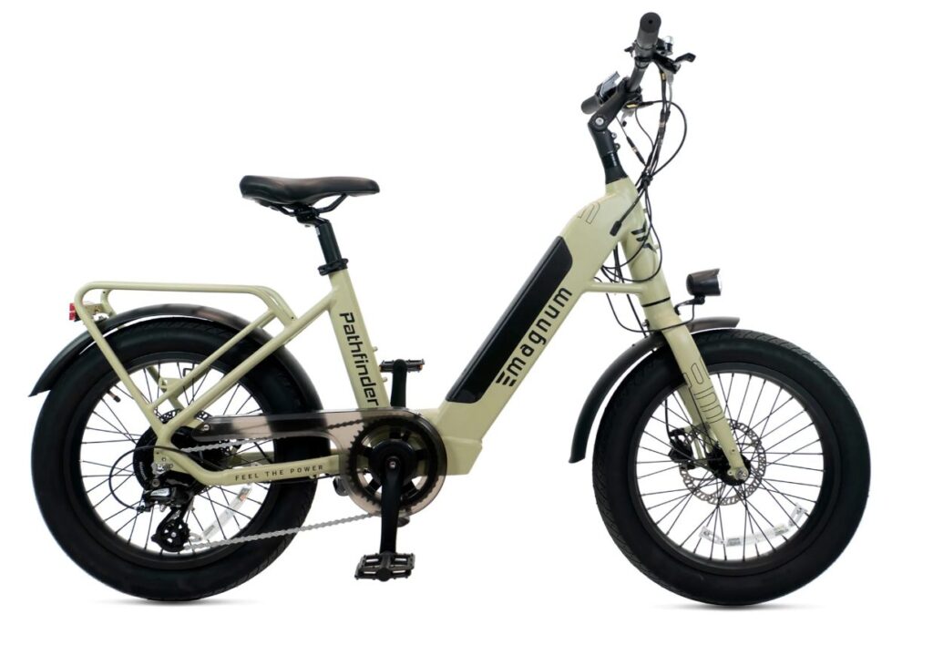 אופניים חשמליים מתקפלים בצבע שמנת, עם גלגלים רחבים ועיצוב מודרני.