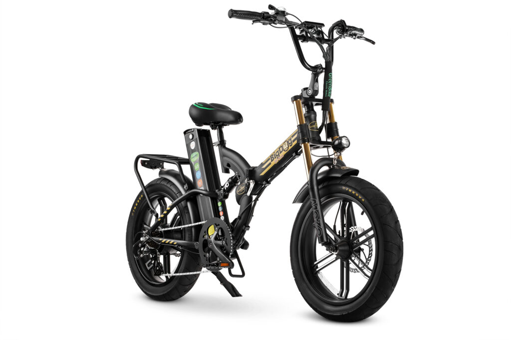 אופניים חשמליים מתקפלים בצבע שחור עם צמיגים רחבים, מצוידים בבטריה ובמערכת בלמים.