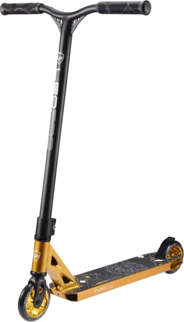 קורקינט חשמלי מתקפל עם עיצוב מודרני וצבעים שחור וזהב, מתאים לשימוש עירוני.