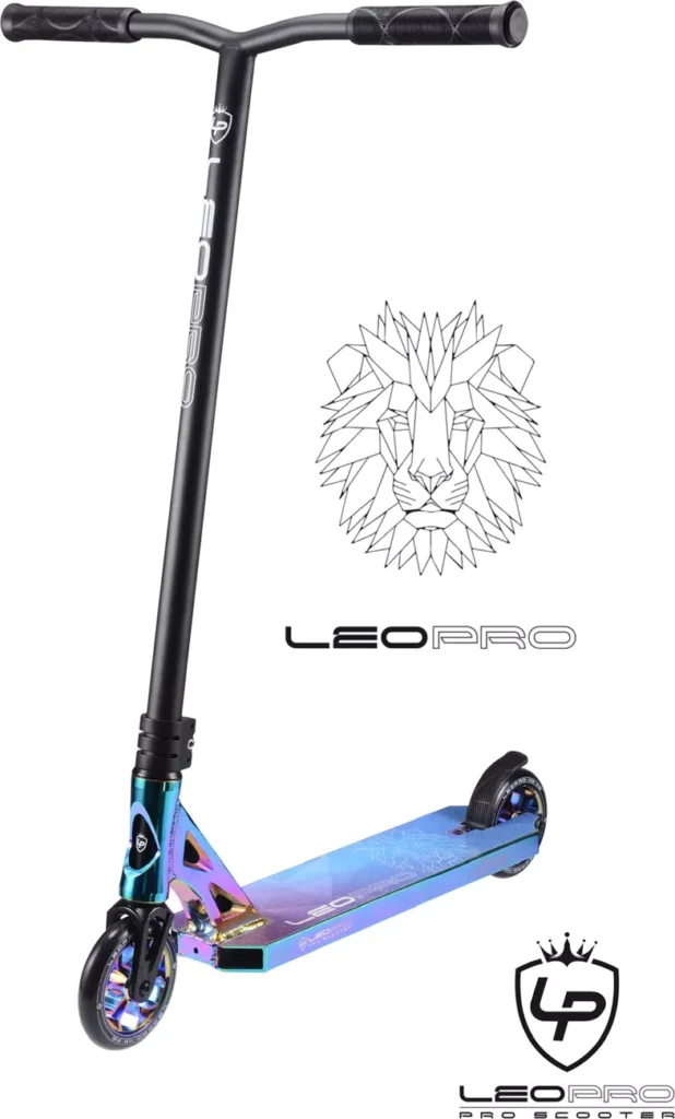 קורקינט חשמלי מתקפל בעיצוב מודרני עם ידיות נוחות, מתאים לשימוש עירוני.