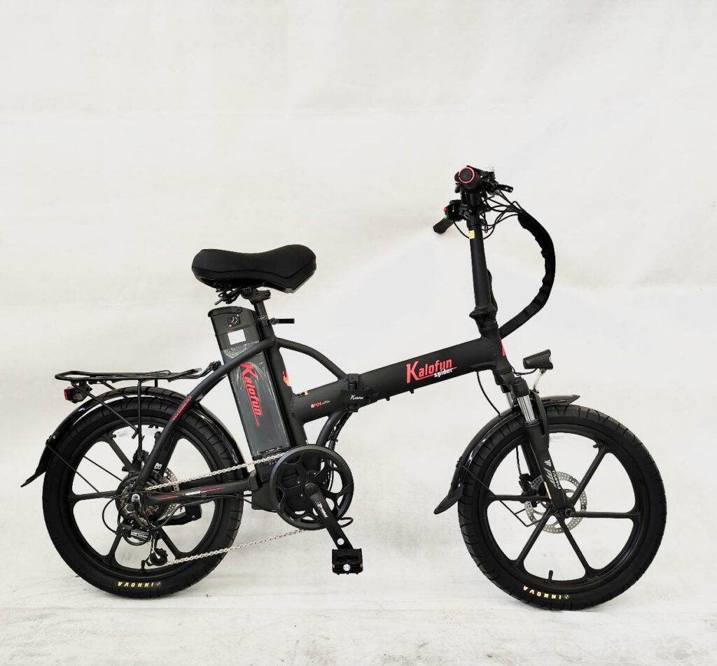 אופניים חשמליים מתקפלים של Kalofun בצבע אפור עם עיצוב מודרני וגלגלים רחבים.