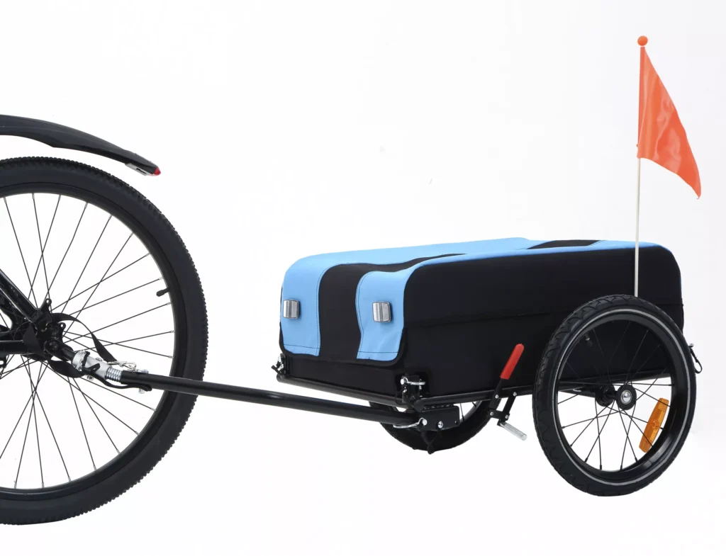 עגלה לאופניים חשמליים בצבעים כחול ושחור, עם גלגלים ודגל זיהוי בולט.