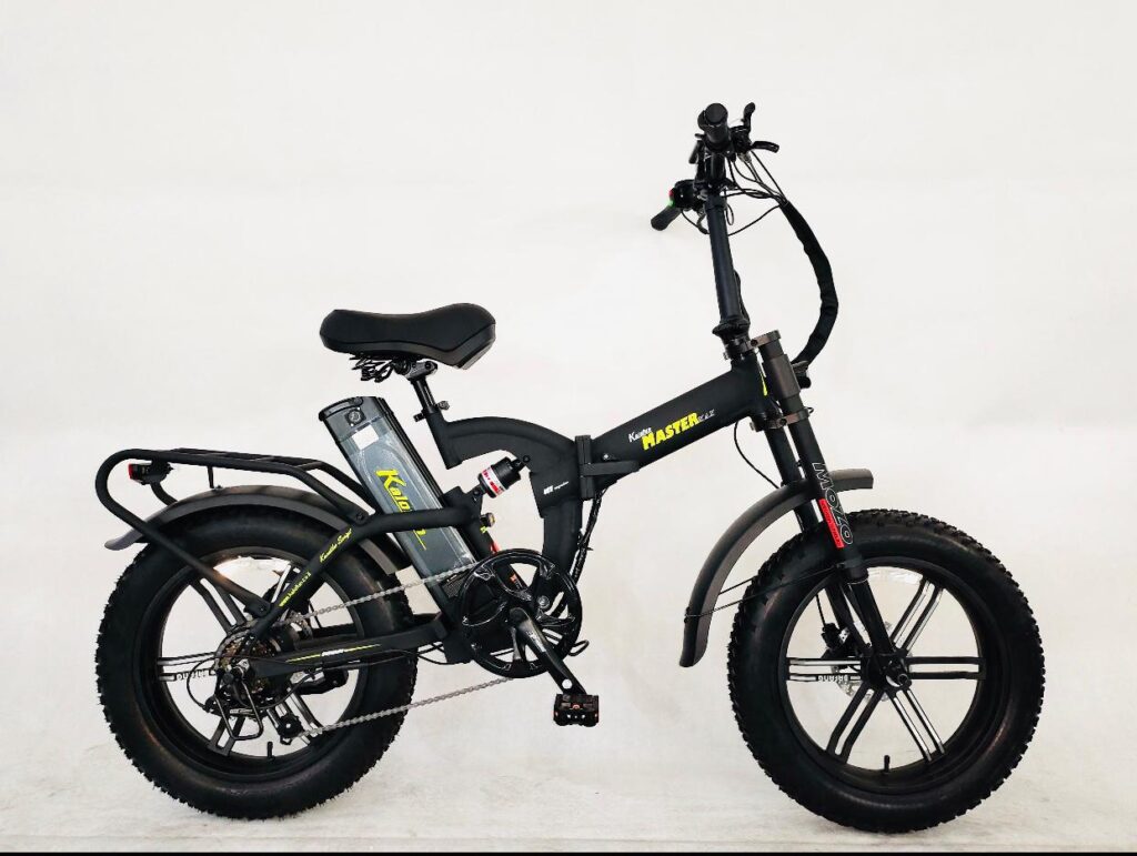 אופניים חשמליים מתקפלים בצבע שחור עם סוללה מותקנת, מתאימים לשימוש עירוני.