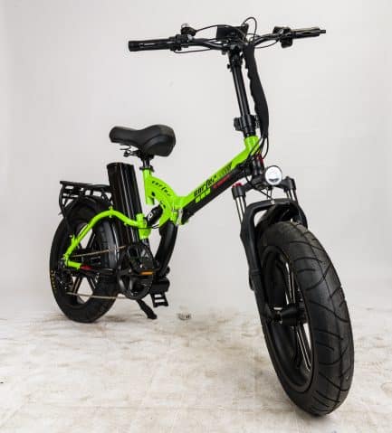 אופניים חשמליים מתקפלים בצבע ירוק עם גלגלים רחבים, מתאימים לתחבורה עירונית נוחה.