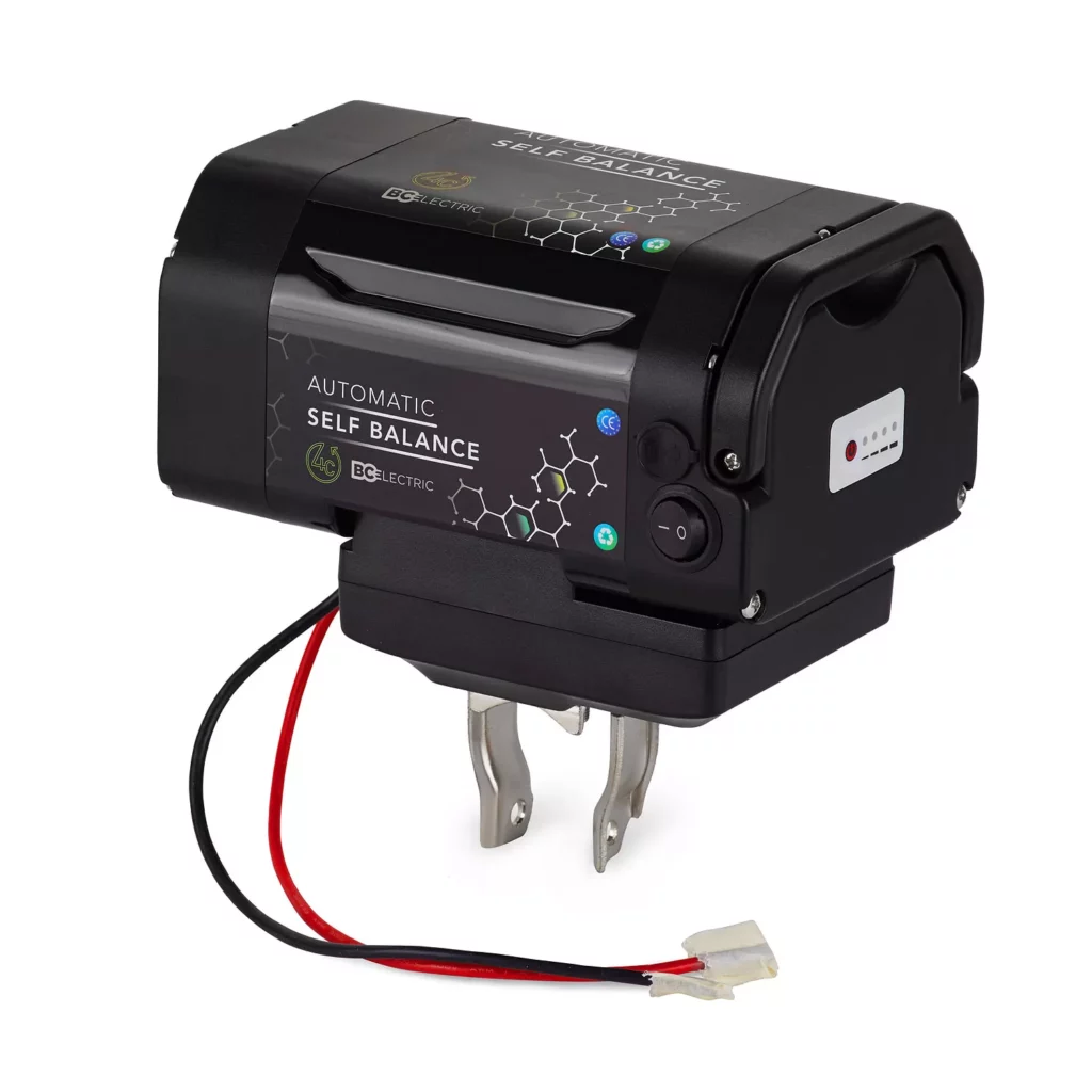 סוללה לאופניים חשמליים עם חיבורי תקע, מתאימה לתחזוקה נכונה של אופניים וקורקינטים חשמליים.