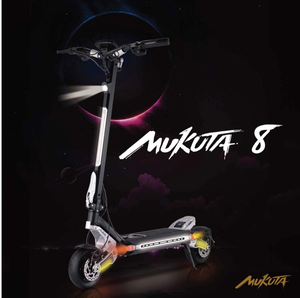 קורקינט חשמלי Mukuta 8 בעיצוב מודרני, מואר, מתאים לתחבורה עירונית.