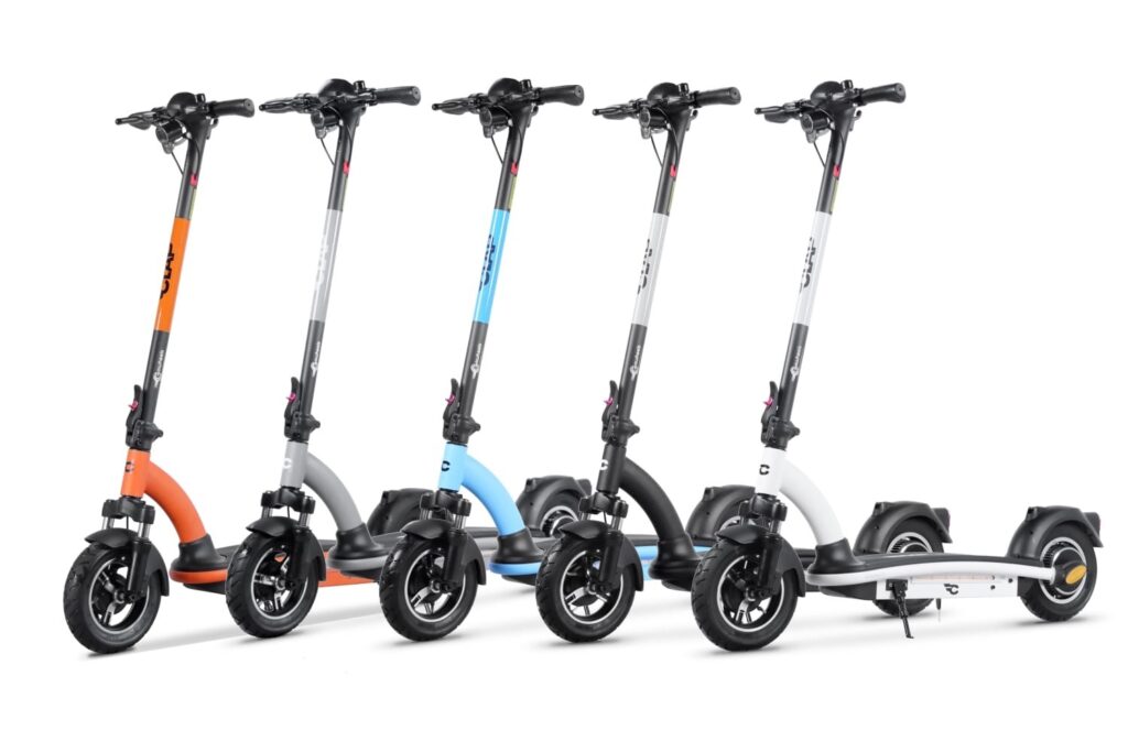 קורקינטים חשמליים מתקפלים בצבעים שונים, מתאימים לתחבורה עירונית נוחה ויעילה.