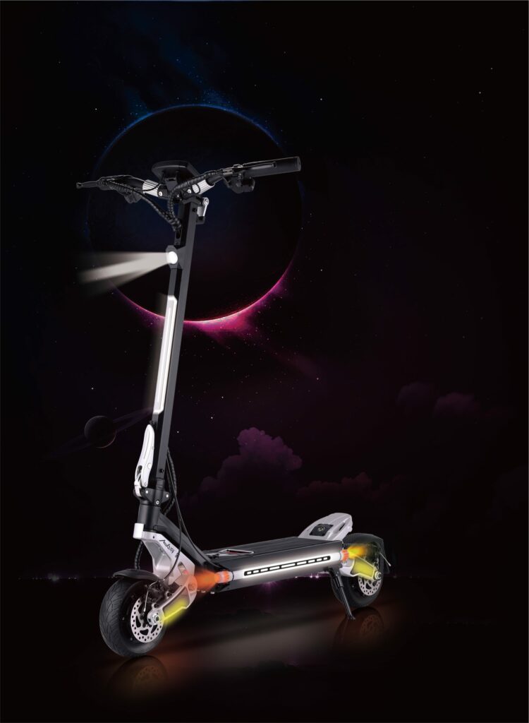 קורקינט חשמלי בעיצוב מודרני עם תאורת LED ברקע חלל קסום. תחזוקה וקידום של תחבורה ירוקה.