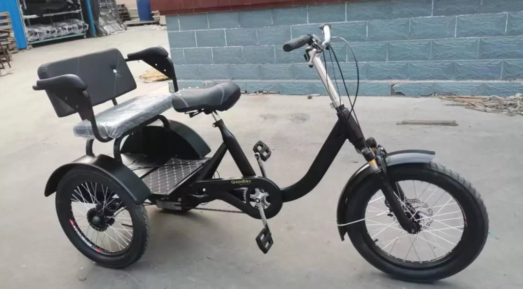 אופניים חשמליים עם שלושה גלגלים, מושב רך, מתאימים לשימוש נוח בעיר.