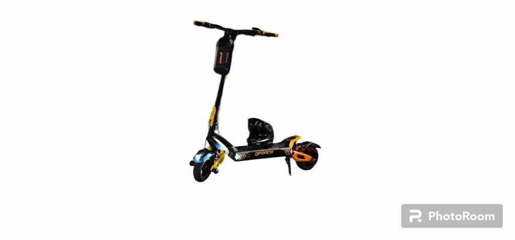 קורקינט חשמלי מתקפל בצבעים שחור וכתום, מתאים לנסיעות בעיר ותחזוקה נוחה.