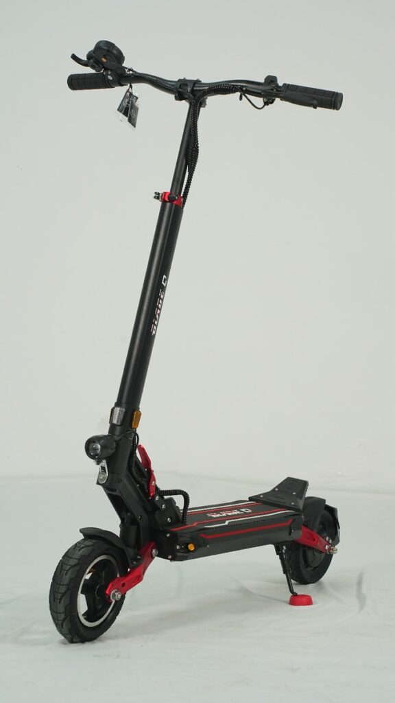 קורקינט חשמלי מתקפל עם עיצוב מודרני, מושלם לתחבורה עירונית נוחה ויעילה.