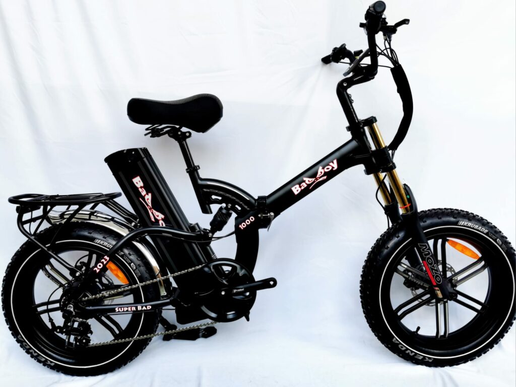 אופניים חשמליים מתקפלים בצבע שחור עם כיסויים רחבים, מתאימים לתחזוקה קלה וניקוי.