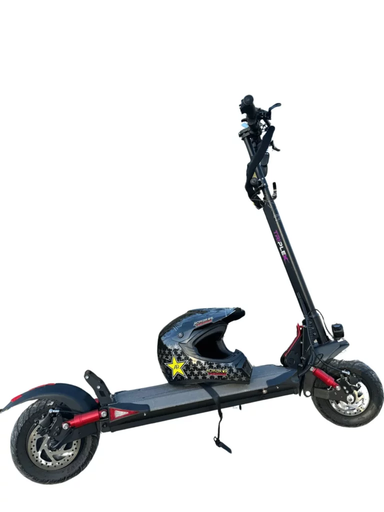 קורקינט חשמלי מתקפל עם קסדה בצבע שחור, מוכן לרכיבה בעיר.