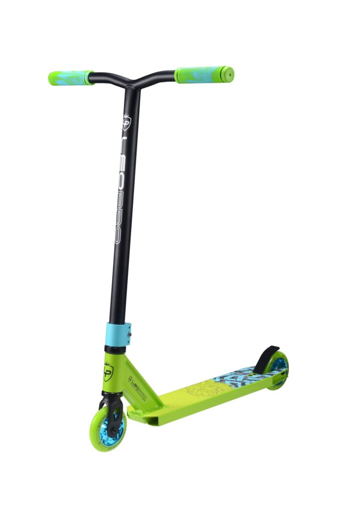 קורקינט חשמלי בצבעים ירוק ושחור, אידיאלי לשימוש עירוני ותחזוקה קלה.