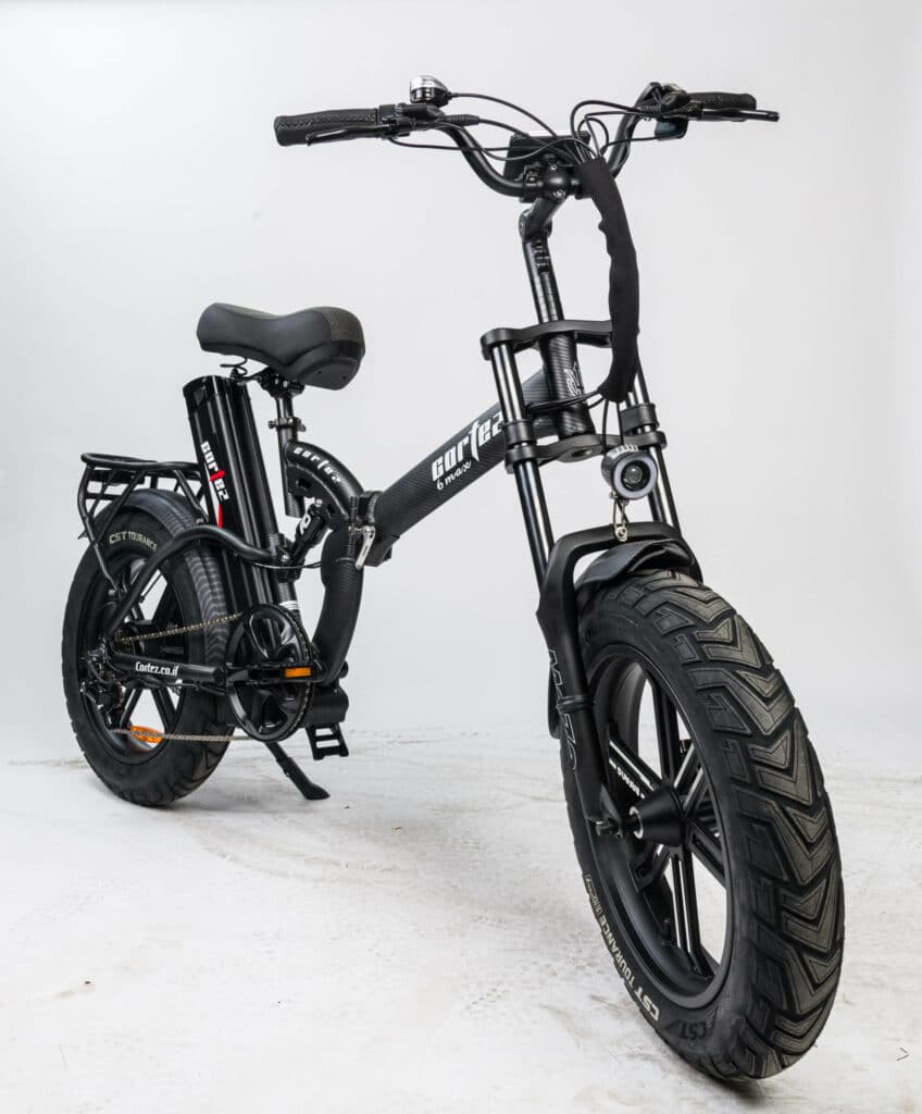 אופניים חשמליים מתקפלים בצבע שחור, עם צמיגים רחבים ועיצוב מודרני, מושלמים לנסיעות עירוניות.