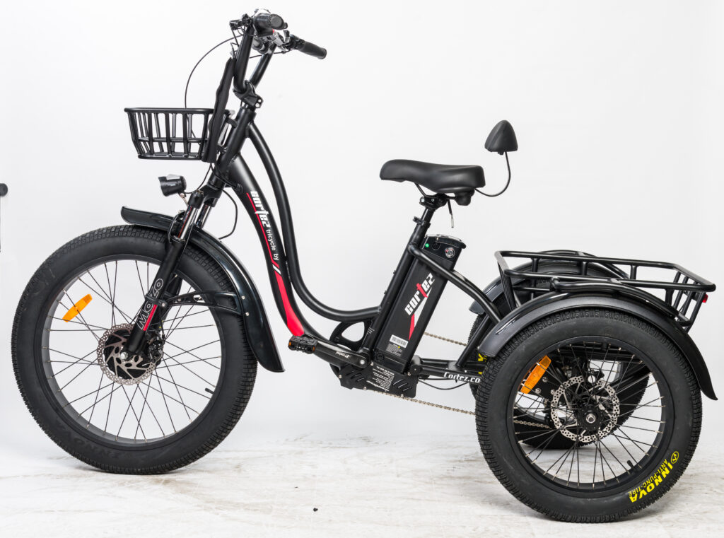 אופניים חשמליים עם שלושה גלגלים ועיצוב מודרני, מתאימים לשימוש בעיר ונוחים לסביבה עירונית.