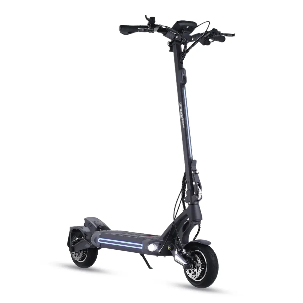 קורקינט חשמלי מתקפל בעיצוב מודרני, מתאים לשימוש עירוני ונוח לשמירה ותחזוקה.