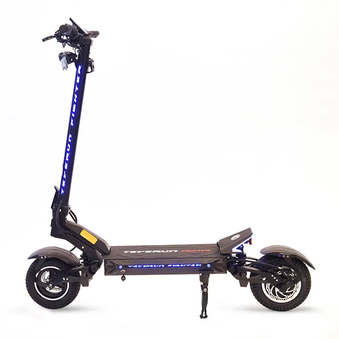 קורקינט חשמלי מתקפל עם תאורת LED, מתאים לשימוש עירוני ולתחזוקה קלה.