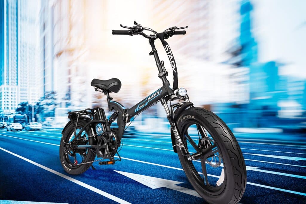 אופניים חשמליים מתקפלים על רקע עירוני, מציגים עיצוב מודרני וגלגלים רחבים.