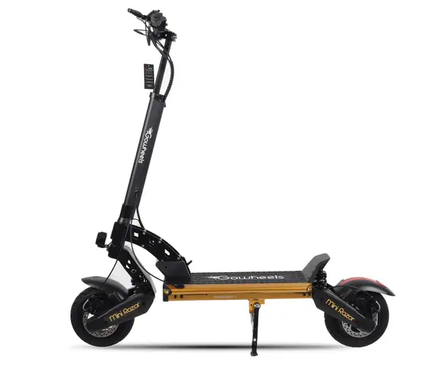 קורקינט חשמלי מתקפל בצבעים שחור וזהב, מתאים לתחבורה עירונית ולטיולים.