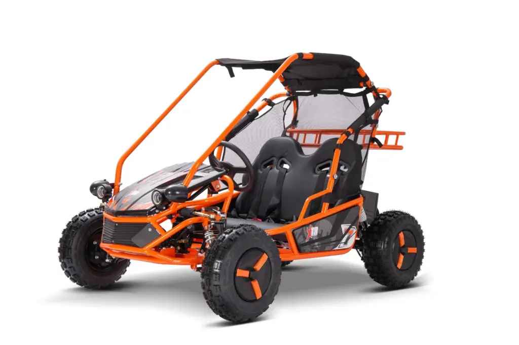 קארט חשמלי עם מושבים כפולים, עיצוב צבעוני וגלגלים רחבים, מתאים לנסיעה מהנה בשטח.