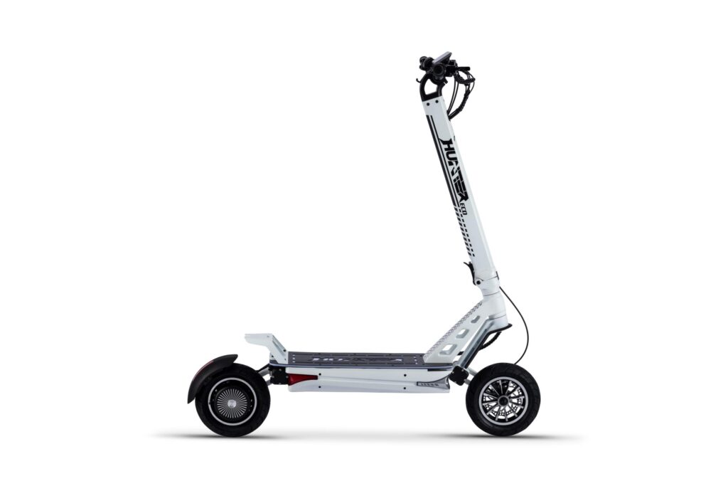 קורקינט חשמלי מתקפל בצבע לבן, עם עיצוב מודרני וגלגלים גדולים, מתאים לשימוש עירוני.