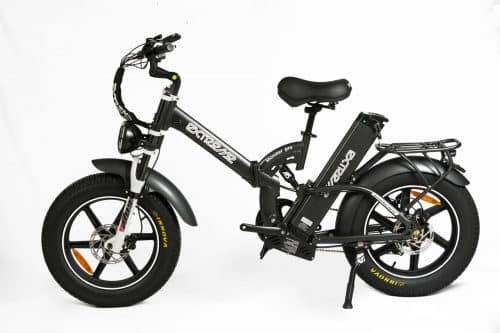 אופניים חשמליים מתקפלים עם צמיגים עבים, מתאימים לתחזוקה נכונה ושימוש בעיר.