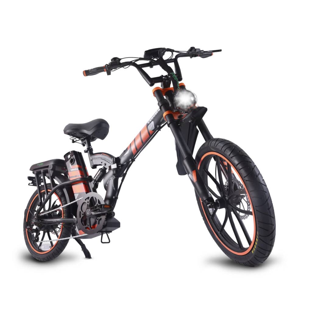 אופניים חשמליים מתקפלים עם עיצוב מודרני, מערכת תאורה וגלגלים עבים, מתאימים לשימוש בעיר.